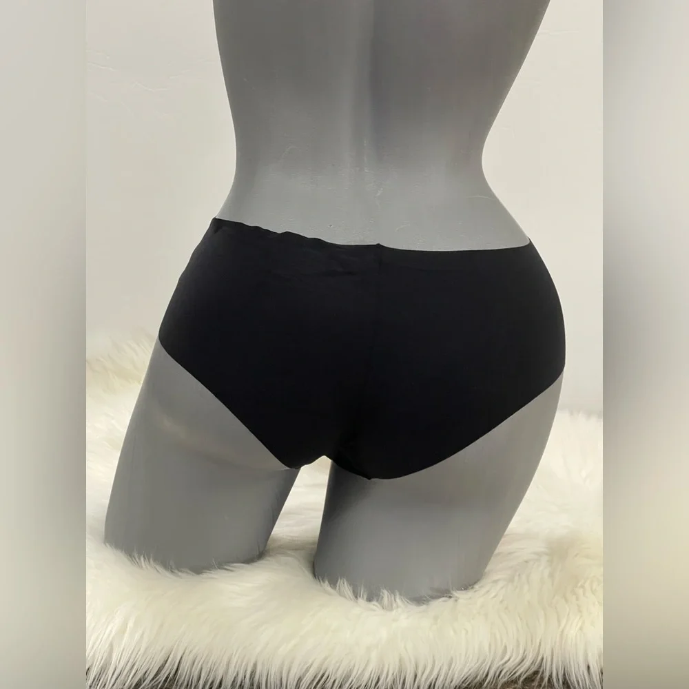 Victoria’s Secret Pink No Show Seamless Cheekster Panty Underwear. NWT